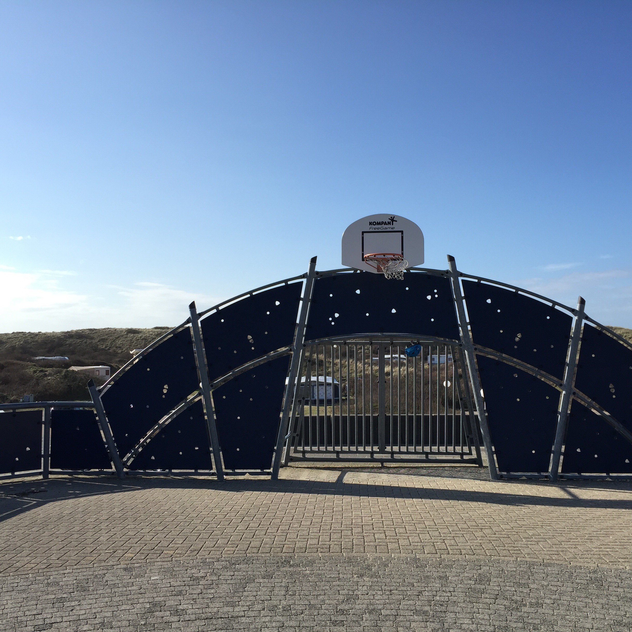 Stadion mit Dünenblick: Fußballplatz am Strand von De Koog!